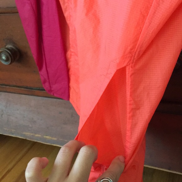 Patagonia Woman’s Houdini (Like New) - Picture 4 of 5